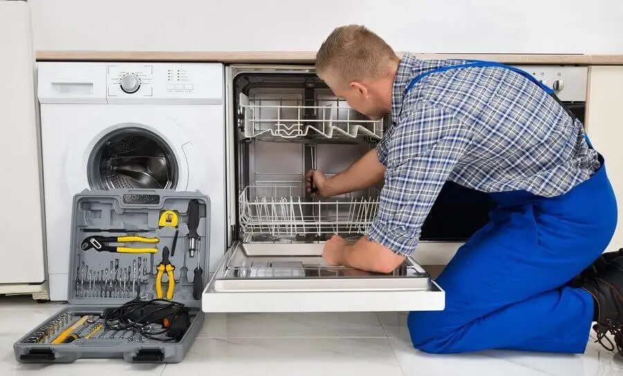 Çayırova Whirlpool servisi teknisyen ekibi beyaz eşya tamiri yaparken